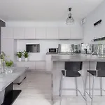 One Bedroom Apartment With A Balcony - Dietla 109 Street